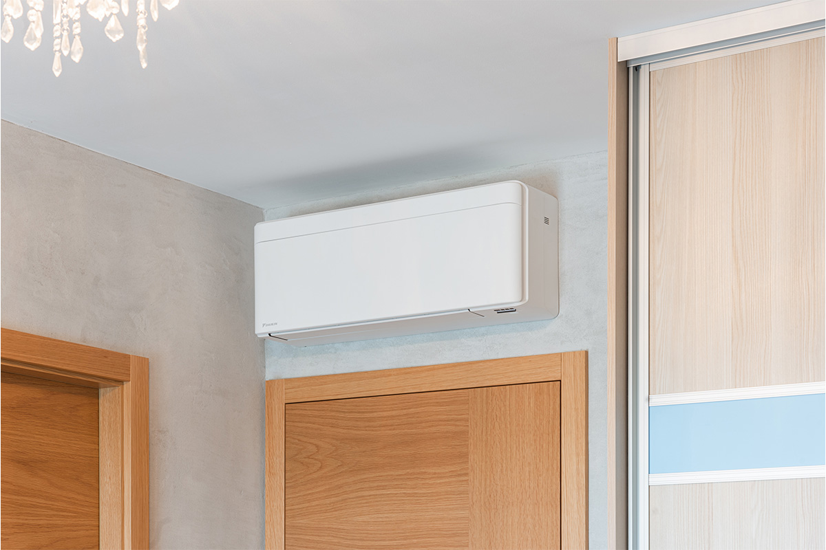 Splitová klimatizace instalovaná v malém bytě