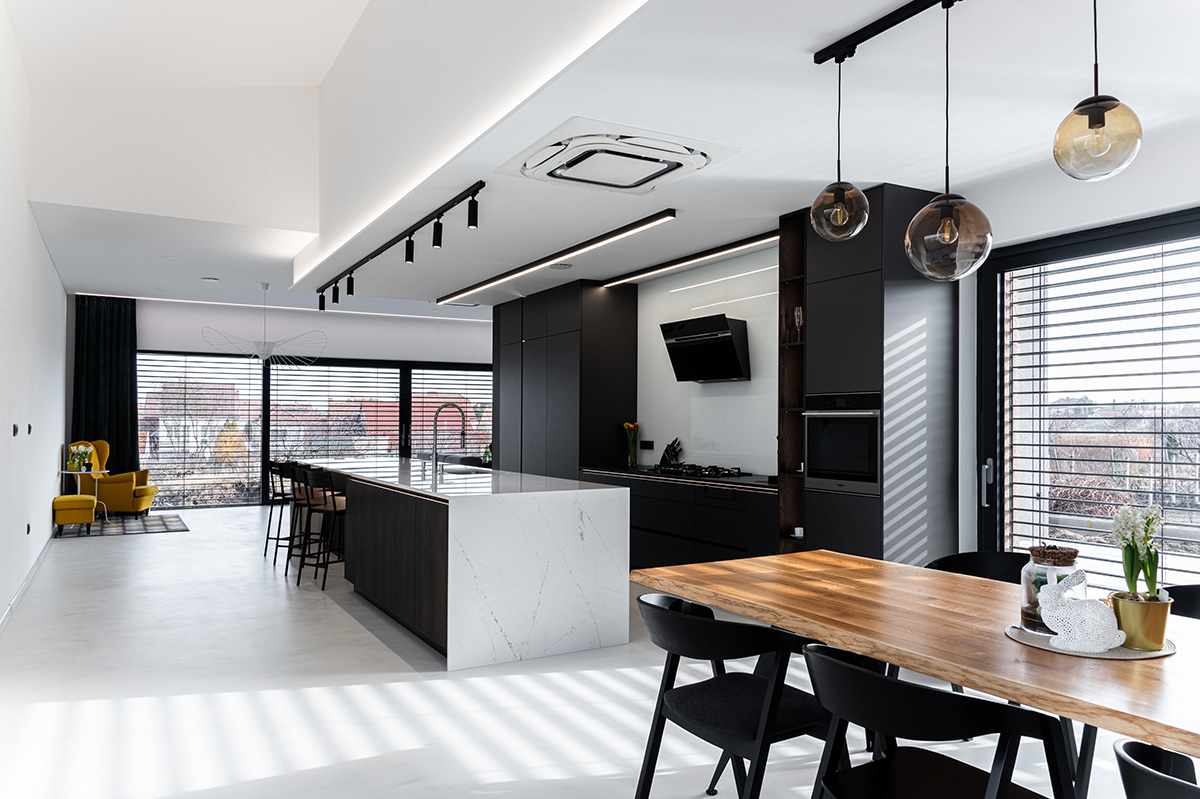 Designová stropní klimatizace v moderní novostavbě s kuchyní a jídelnou