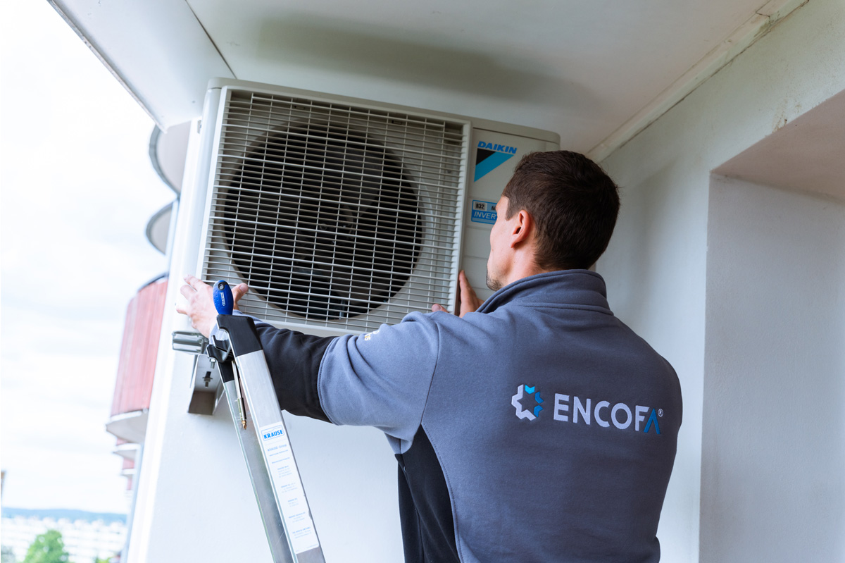 ENCOFA - instalujeme venkovní jednotku klimatizace na balkon panelového domu