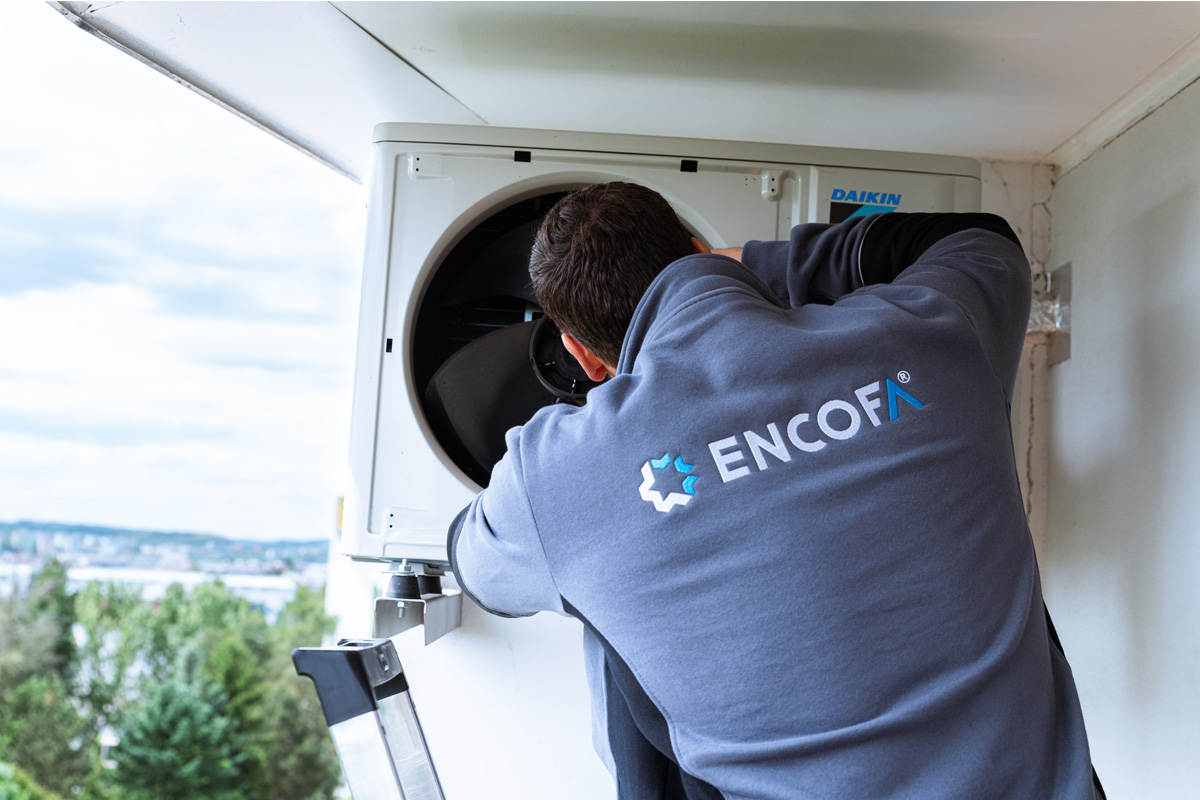 Montáž venkovní jednotky klimatizace na bytovém domě